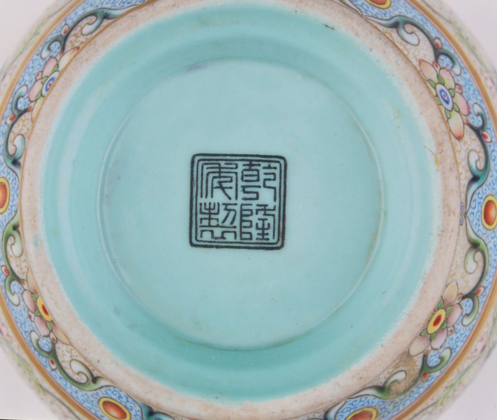 图片[2]-Qianlong style enamel vase with lotus pattern and elephant ears-China Archive